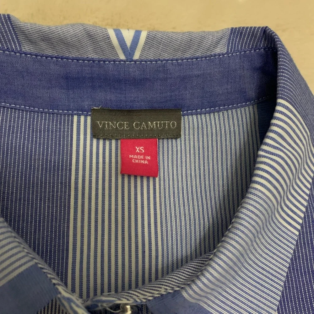 NWT Vince Camuto Button Down Top - Size XS - Picture 3 of 4